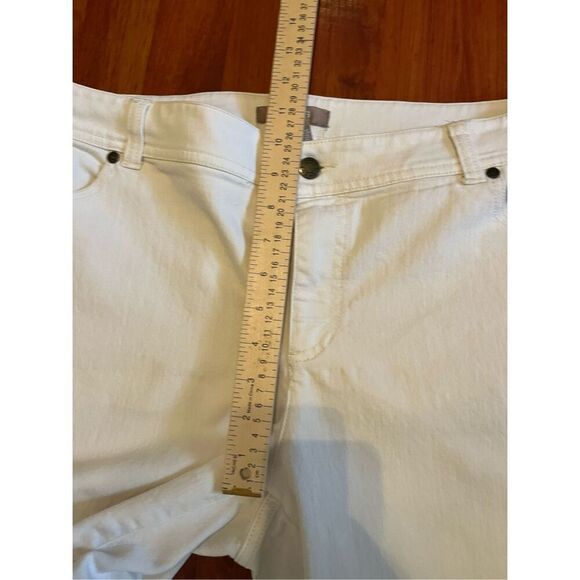 Chico’s White Capris Jeans. Size 3 = 18. - Picture 5 of 6
